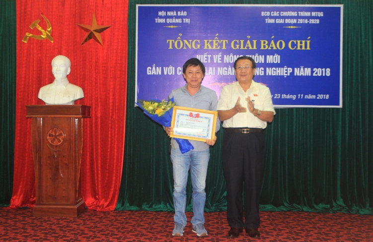 Ông Hà Sỹ Đồng, Phó chủ tịch UBND, Phó trưởng Ban chỉ đạo nông thôn mới tỉnh Quảng Trị trao giải A cho tác giả đạt giải