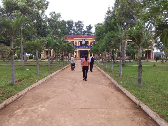 Kiểm tra trường học tại xã Trung Sơn