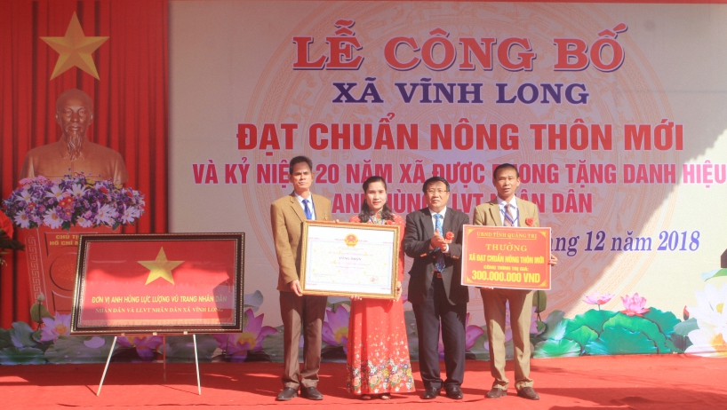Phó Chủ tịch UBND Tỉnh Hà Sỹ Đồng trao bằng công nhận đạt chuẩn NTM và công trình trị giá 300 triệu đồng cho xã Vĩnh Long