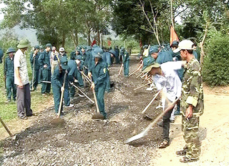 Lực lượng dân quân tự vệ huyện Cam Lộ tham gia làm đường giao thông nông thôn​