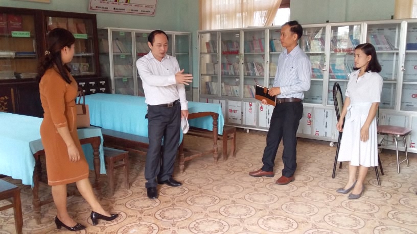 Đoàn thẩm định kiểm tra mức độ đạt chuẩn của trường tiểu học xã Linh Hải