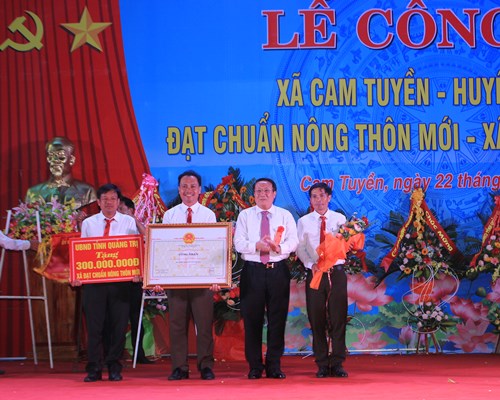 Ông Hà Sỹ Đồng – PCT UBND tỉnh trao bằng công nhận đạt chuẩn nông thôn mới cho xã Cam Tuyền