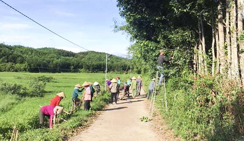 Thực hiện “Ngày thứ 7 tình nguyện xây dựng NTM và VMĐT”, người dân xã Hải Lệ ra quân làm vệ sinh môi trường tại các tuyến đường thôn, xóm​