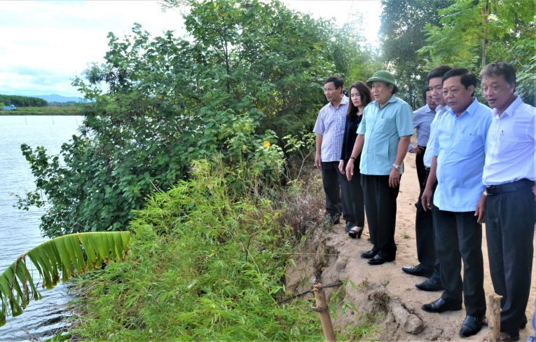 Phó Chủ tịch UBND tỉnh Hà Sỹ Đồng kiểm tra đoạn bờ sông bị sạt lở ở thôn Trà Liên Đông