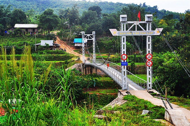 Hạ tầng giao thông ở nhiều địa phương miền núi Quảng Trị được đầu tư xây dựng nhờ nguồn vốn NTM.