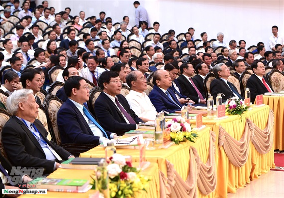 Các đồng chí lãnh đạo Đảng, Nhà nước và các đại biểu tham dự Hội nghị Toàn quốc tổng kết 10 năm xây dựng nông thôn mới diễn ra tại Nam Định sáng 19/10. Ảnh: Đinh Tùng.