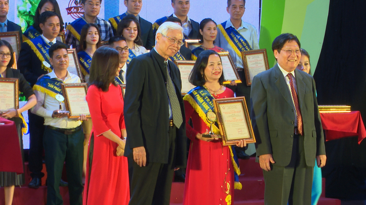 Bà Lê Hồng Nhạn, Chủ cơ sở sản xuất Cà gai leo An Xuân nhận Cúp và Giấy chứng nhận tại lễ trao giải