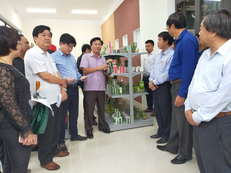 Đoàn công tác thăm điểm trưng bày sản phẩm của huyện Cam Lộ
