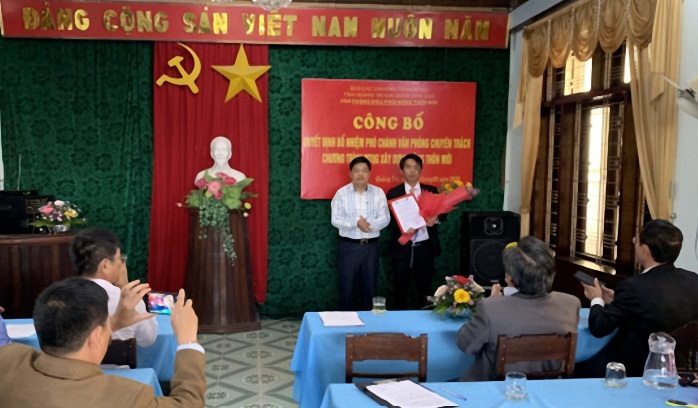 Ông Hồ Xuân Hòe, Giám đốc Sở Nông nghiệp và PTNT, Chánh Văn phòng điều phối  Chương trình MTQG xây dựng nông thôn mới tỉnh trao Quyết định bổ nhiệm cho ông Trần Trọng Tuấn