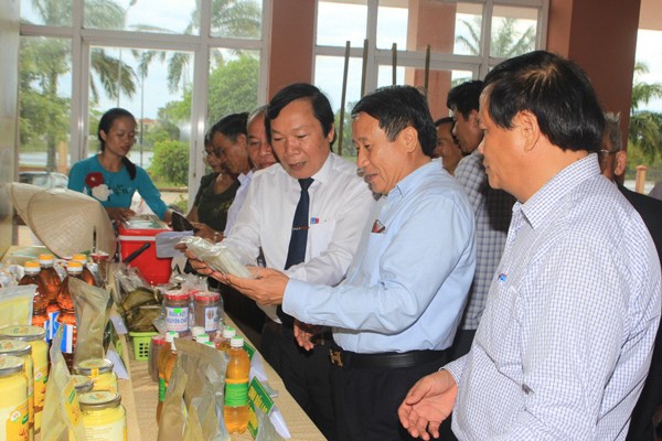 Lãnh đạo tỉnh thăm gian hàng hàng trưng bày sản phẩm nông sản đặc trưng của Hải Lăng
