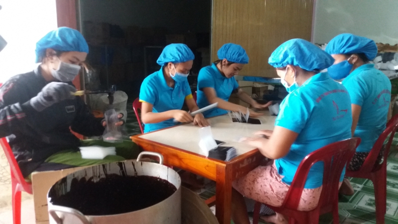 Công nhân Công ty THHH cao dược liệu Định Sơn đóng gói sản phẩm