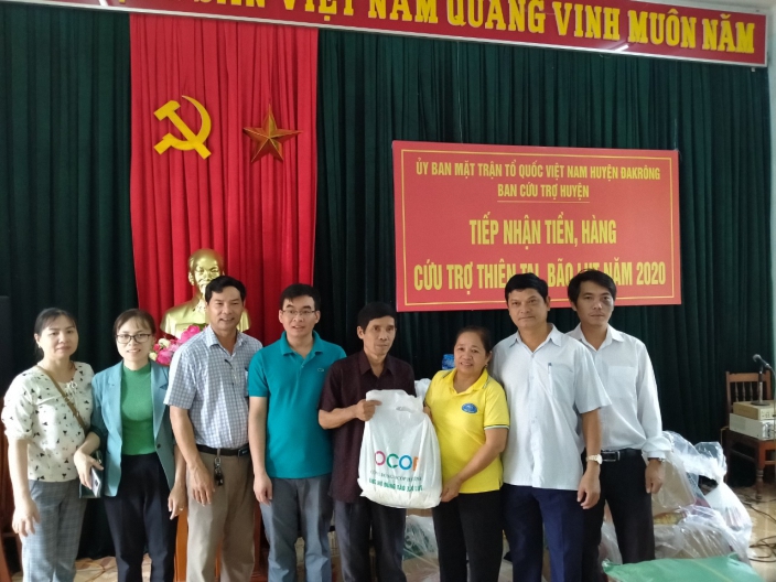 VPĐP NTM và Cộng đồng OCOP tỉnh Hà Tĩnh trao quà tại huyện Đakrông