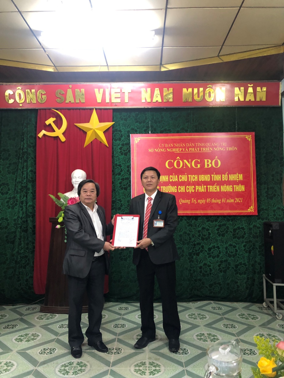    Ông Trần Thanh Hiền, Phó Giám đốc Sở Nông nghiệp và PTNT tỉnh trao Quyết định bổ nhiệm Chi cục trưởng cho ông Hoàng Minh Trí