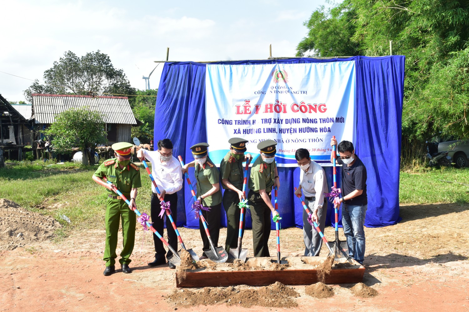 Lễ khởi công hỗ trợ xây dựng công trình nhà ở cho người dân ở xã Hướng Linh