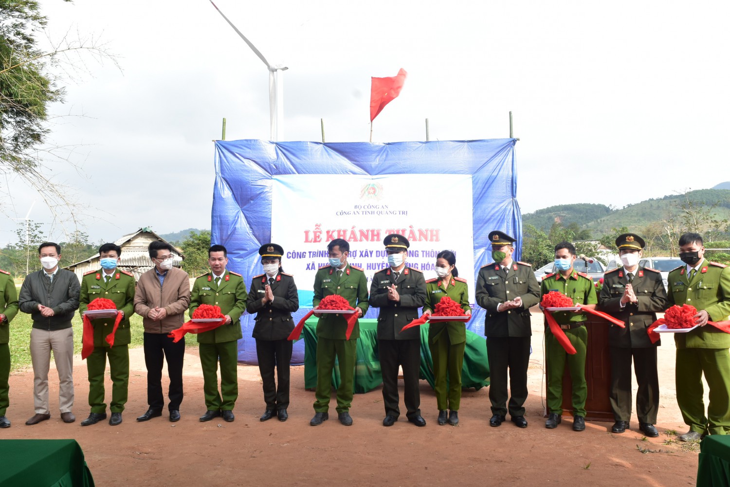 Công an tỉnh Quảng Trị hỗ trợ xây mới nhà ở cho người dân ở xã Hướng Linh, huyện Hướng Hóa