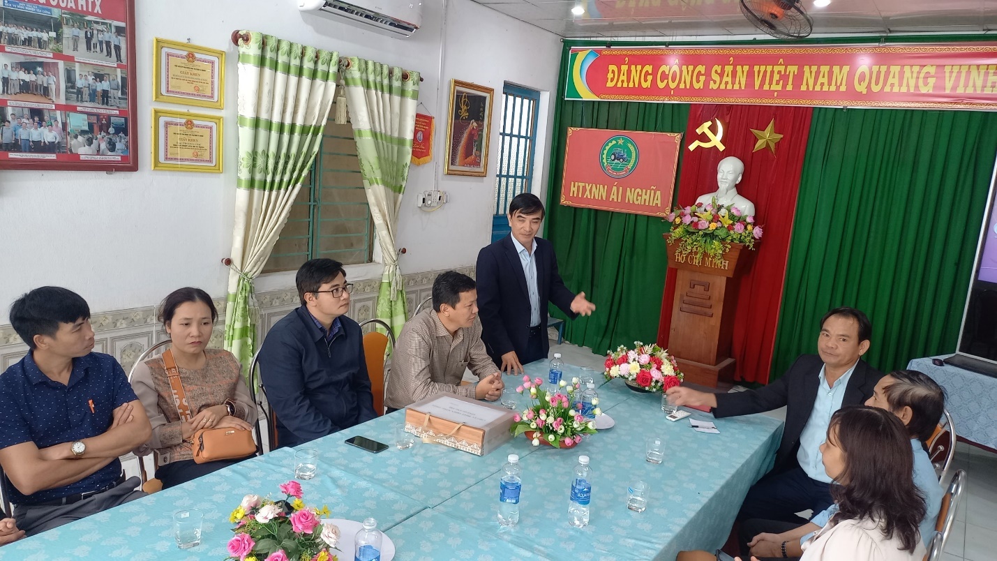 Ông Trần Văn Noa – Chi cục trưởng Chi cục Phát triển nông thôn Quảng Nam trao đổi với đoàn công tác. Ảnh: QĐ