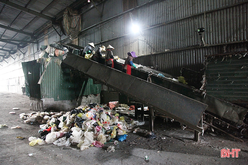 Việc thu gom, vận chuyển và xử lý rác thải luôn là vấn đề khiến các địa phương ở Hà Tĩnh gặp khó.