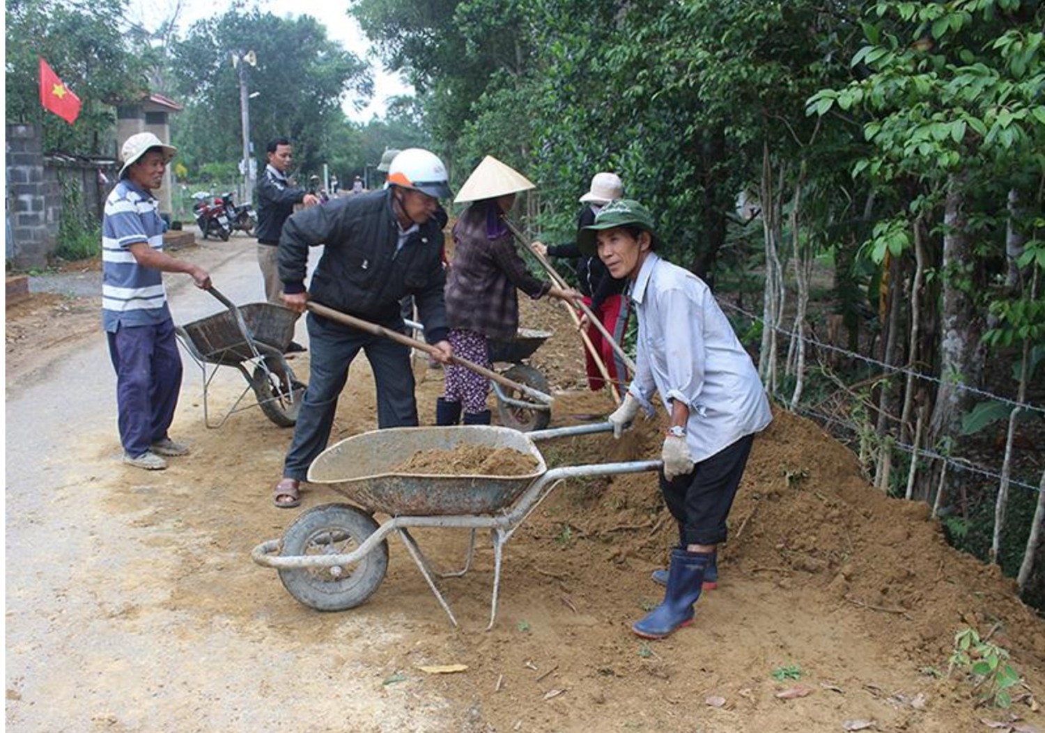 Người dân xã Cam Hiếu, huyện Cam Lộ tham gia làm đường giao thông nông thôn để xây dựng nông thôn mới