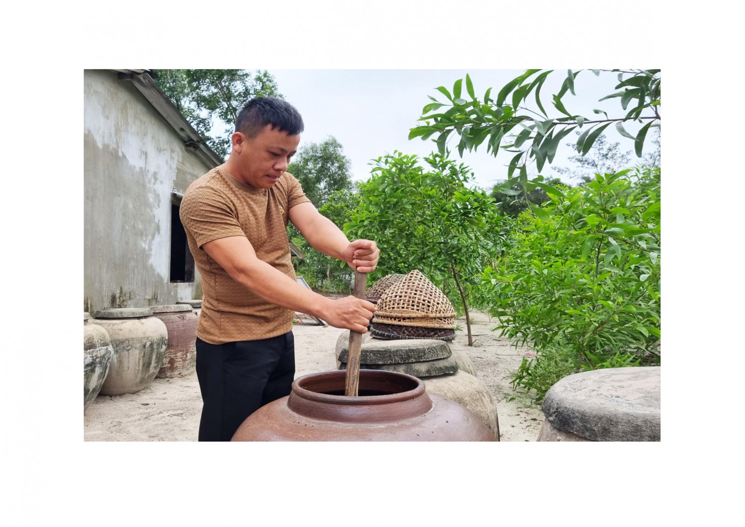 Cơ sở sản xuất nước mắm của anh Đoàn Lương ở xã Triệu Lăng góp phần giải quyết việc làm và tăng thu nhập cho lao động địa phương