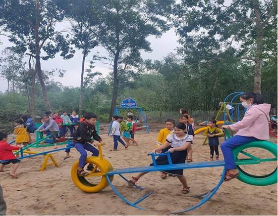 : “Làm sân chơi cho trẻ từ vật liệu tái chế” xã Phong Bình, huyện Gio Linh