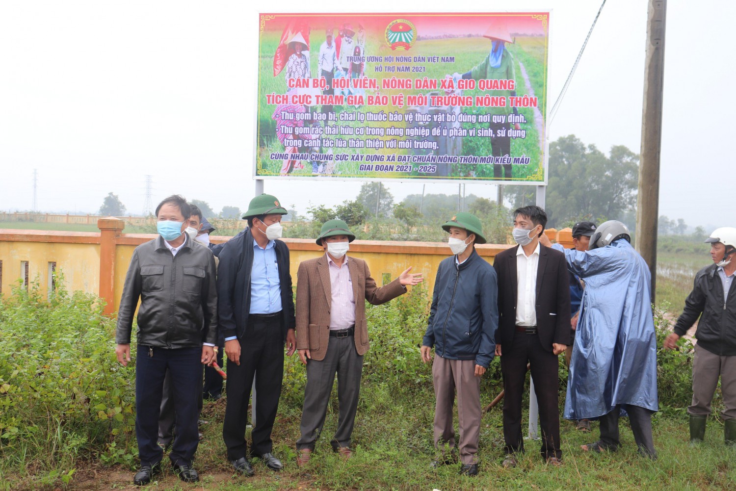 Mô hình thu gom bao bì, chai lọ thuốc bảo vệ thực vật trên đồng ruộng do Hội Nông dân tỉnh hỗ trợ tại xã Gio Quang, huyện Gio Linh