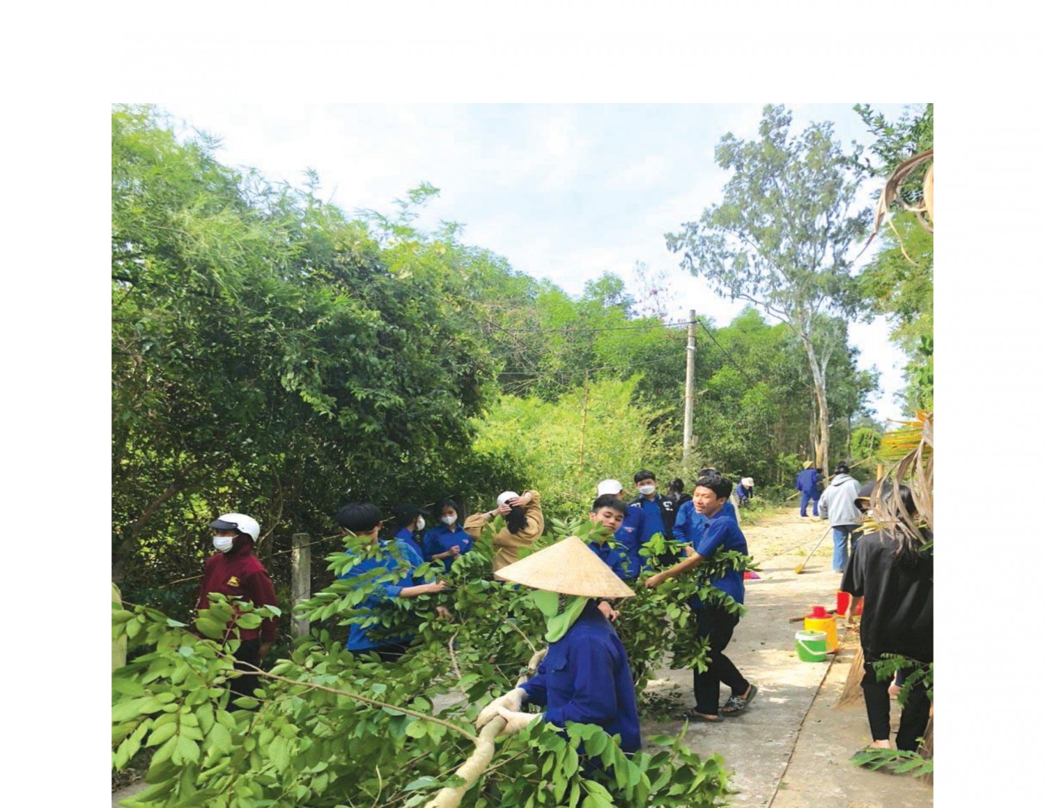 Đoàn viên, thanh niên chung tay dọn vệ sinh, xây dựng môi trường xanh-sạch-đẹp