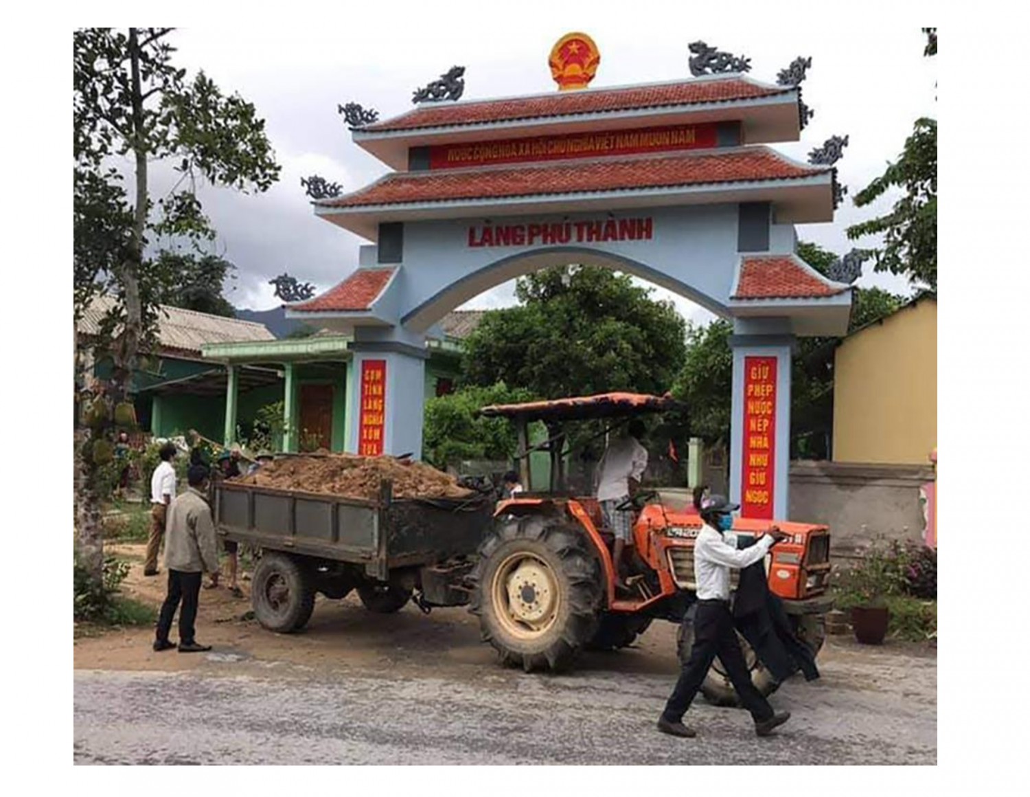 Người dân tập kết vật liệu làm tuyến đường hoa tại thôn Phú Thành, xã Mò Ó, huyện Đakrông