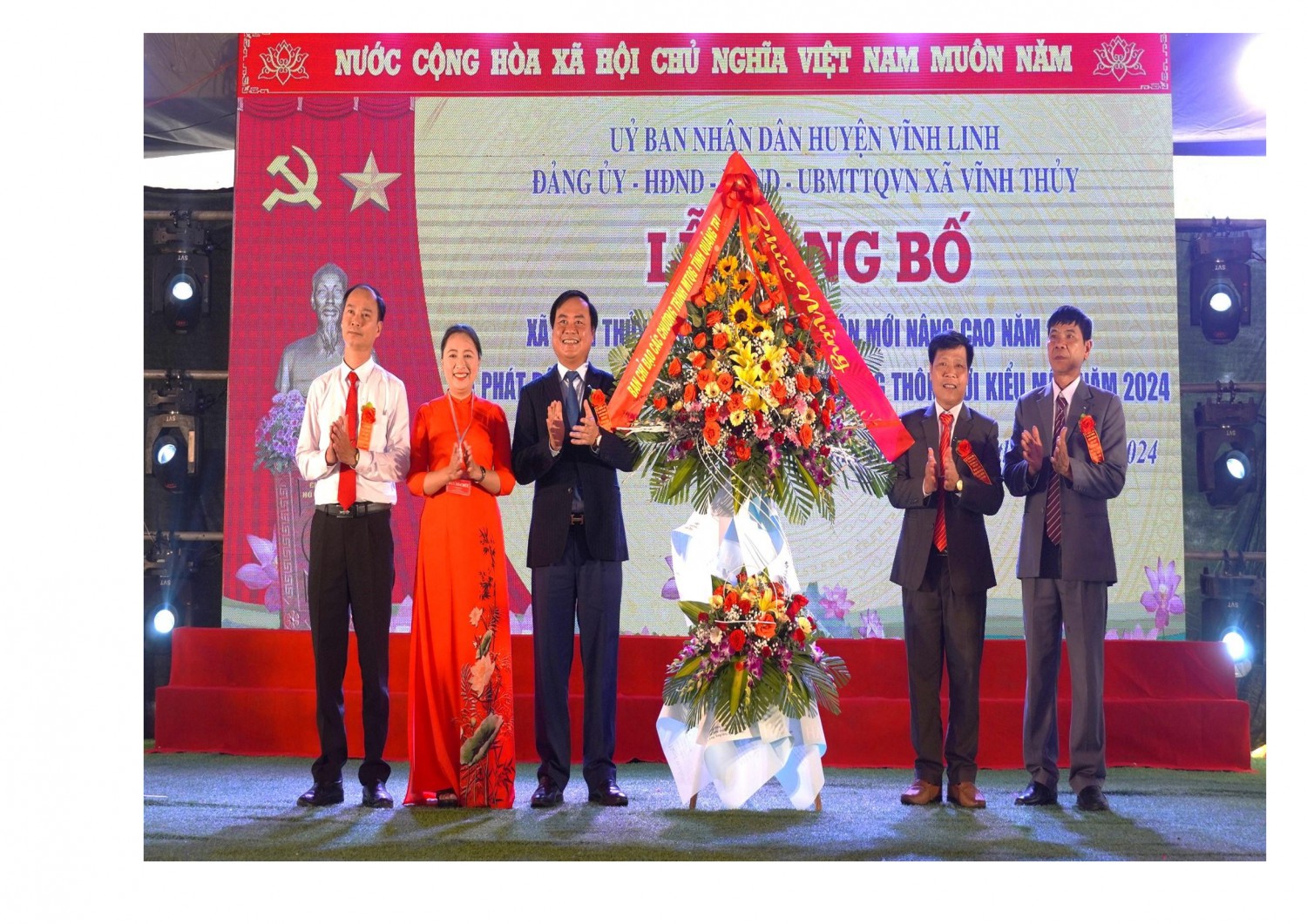 Chủ tịch UBND tỉnh Võ Văn Hưng tặng hoa chúc mừng xã Vĩnh Thủy tại buổi lễ