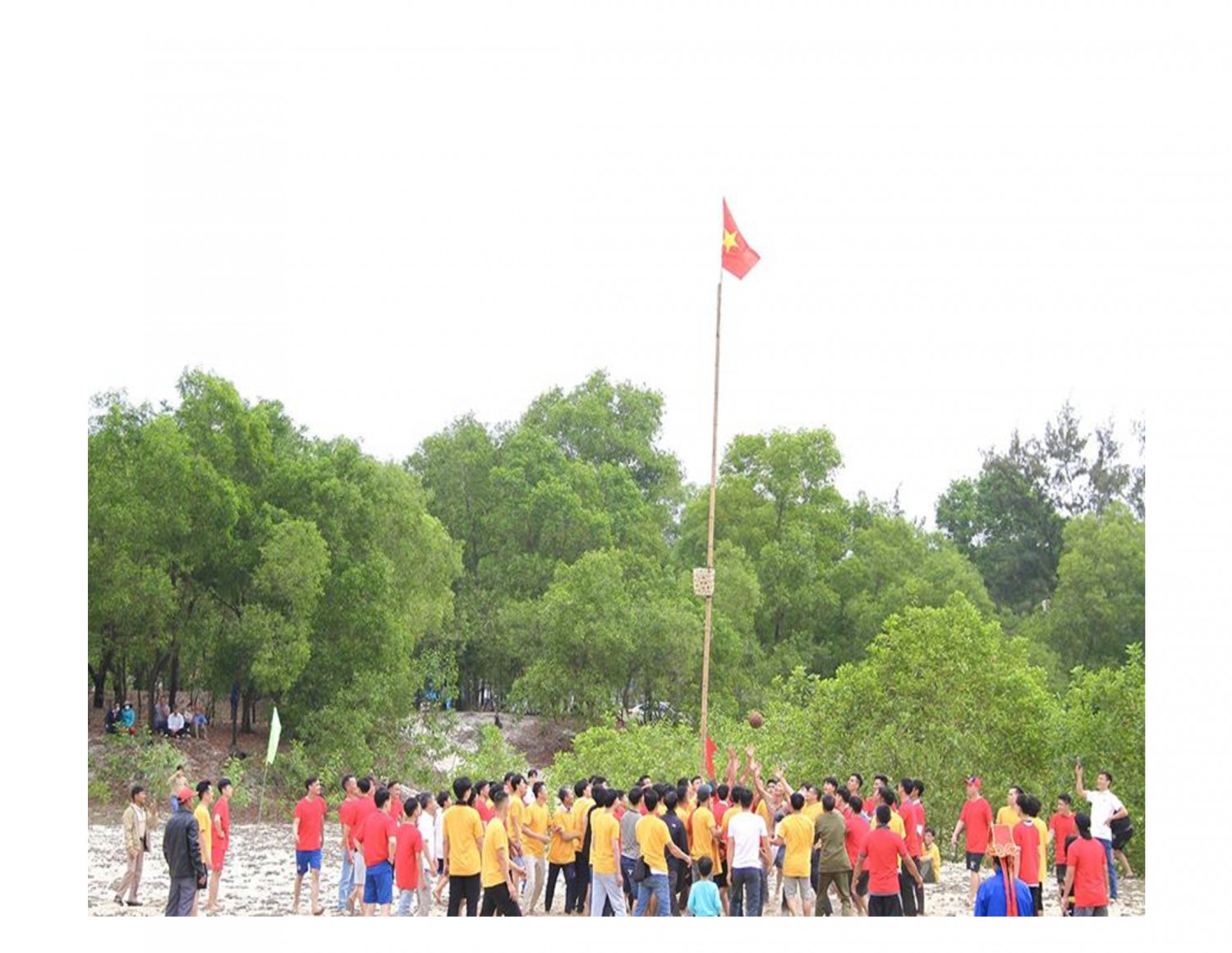Hội cù truyền thống thôn An Mỹ (xã Gio Mỹ, huyện Gio Linh) thu hút nhiều du khách trong, ngoài tỉnh đến xem, cổ vũ