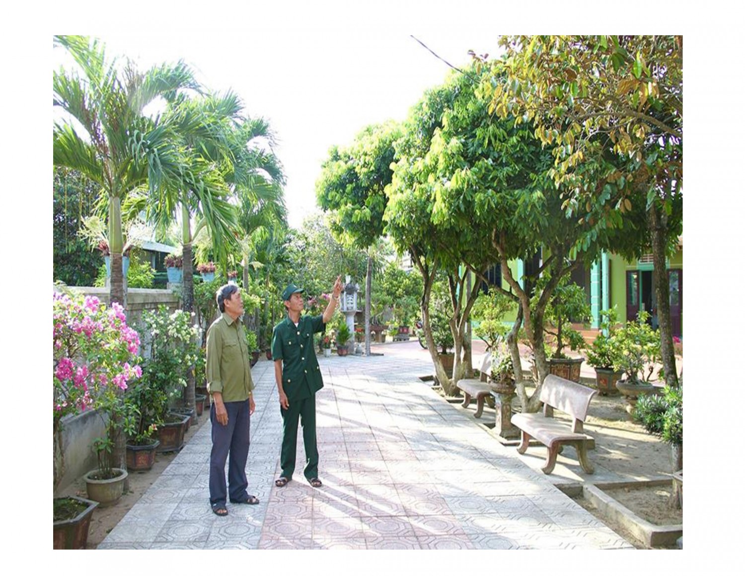 Ông Trần Thành Sính (bên phải) chia sẻ kinh nghiệm xây dựng mô hình “vườn xanh, nhà sạch” cho hội viên CCB xã Triệu Trạch