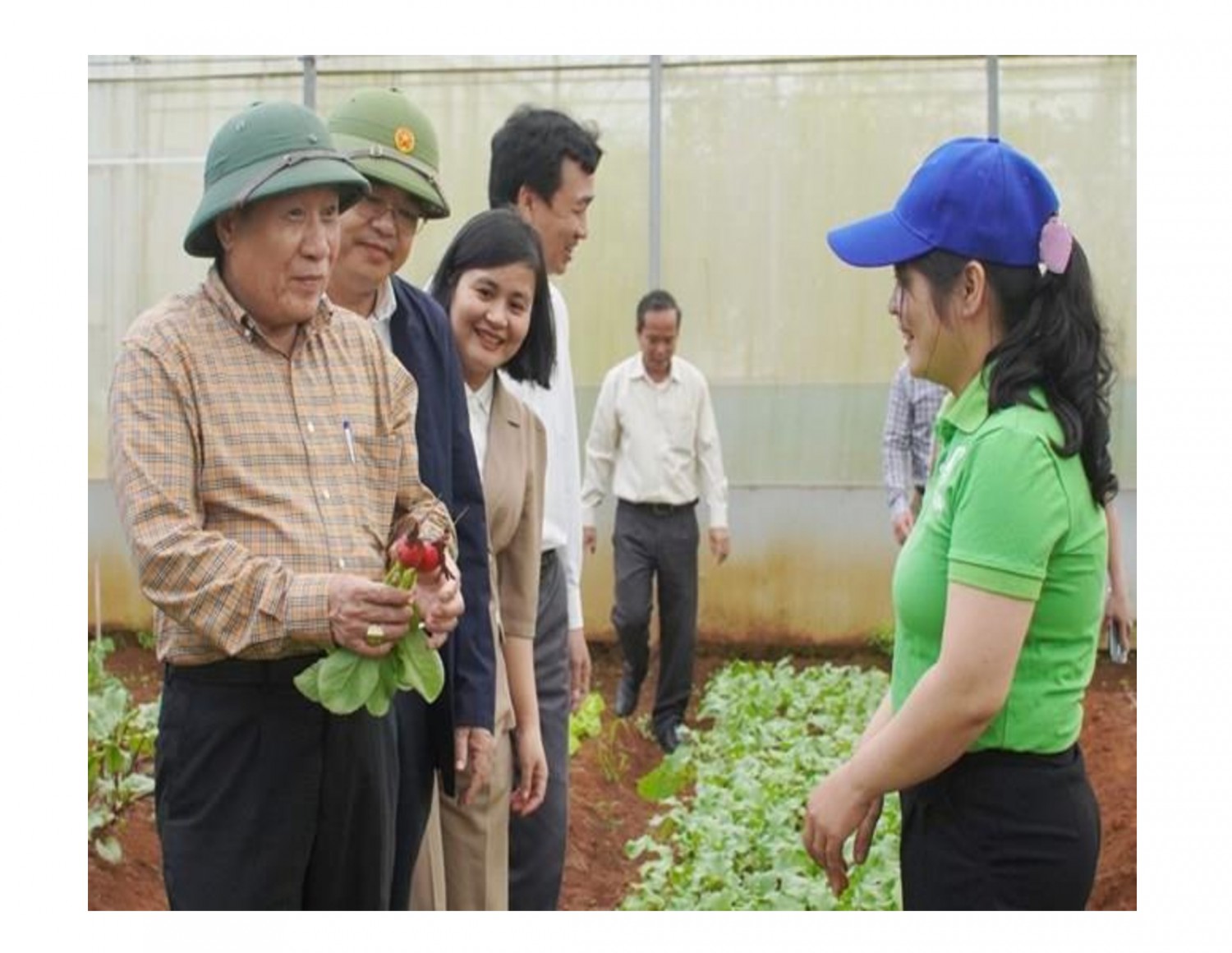 Lãnh đạo tỉnh Quảng Trị và lãnh đạo Sở Nông nghiệp và Phát triển nông thôn tỉnh Quảng Trị tham quan mô hình nông nghiệp theo hướng nâng cao giá trị