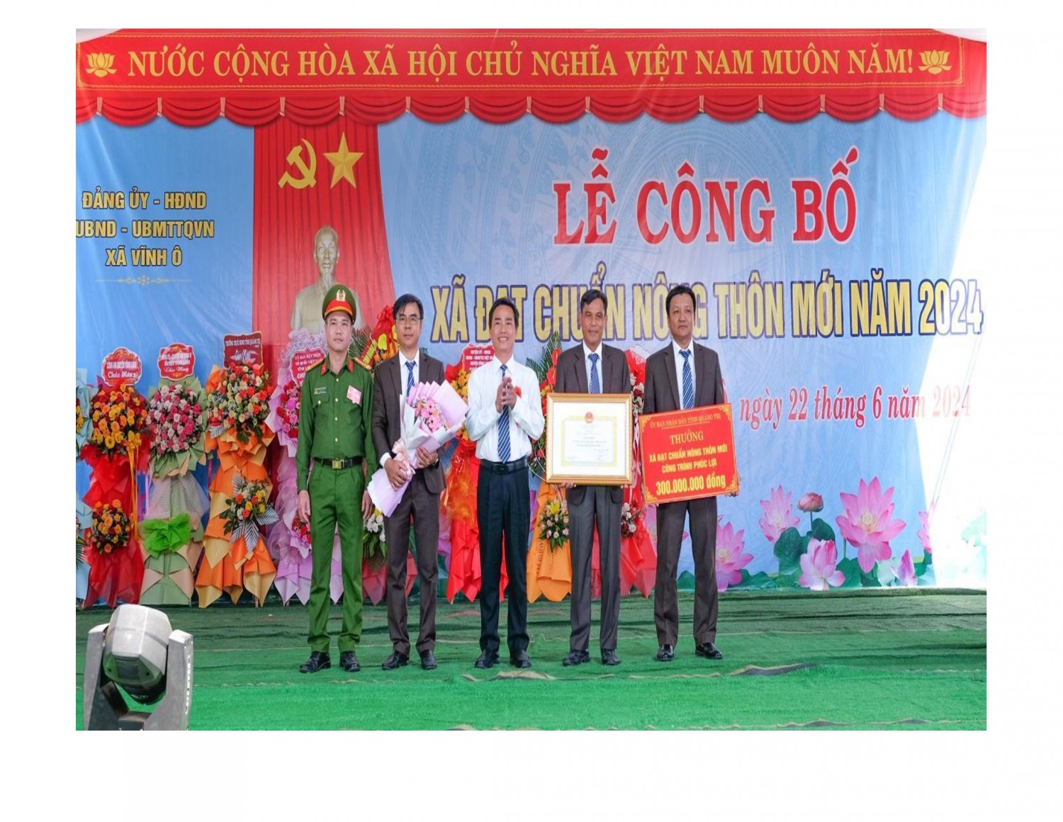 Thừa uỷ quyền Lãnh đạo UBND tỉnh, Phó Giám đốc Sở Nông nghiệp và PTNT trao Bằng công nhận xã Vĩnh Ô đạt chuẩn nông thôn mới năm 2024
