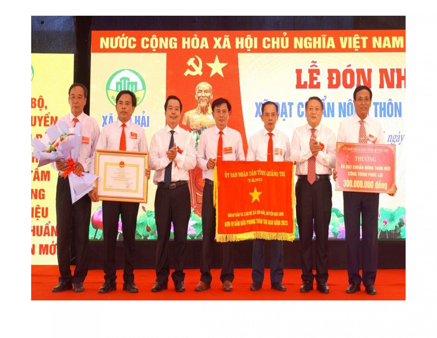 Phó Chủ tịch Thường trực UBND tỉnh Hà Sỹ Đồng trao bằng công nhận xã đạt chuẩn nông thôn mới  năm 2023 và công trình phúc lợi trị giá 300 triệu đồng cho xã Gio Hải