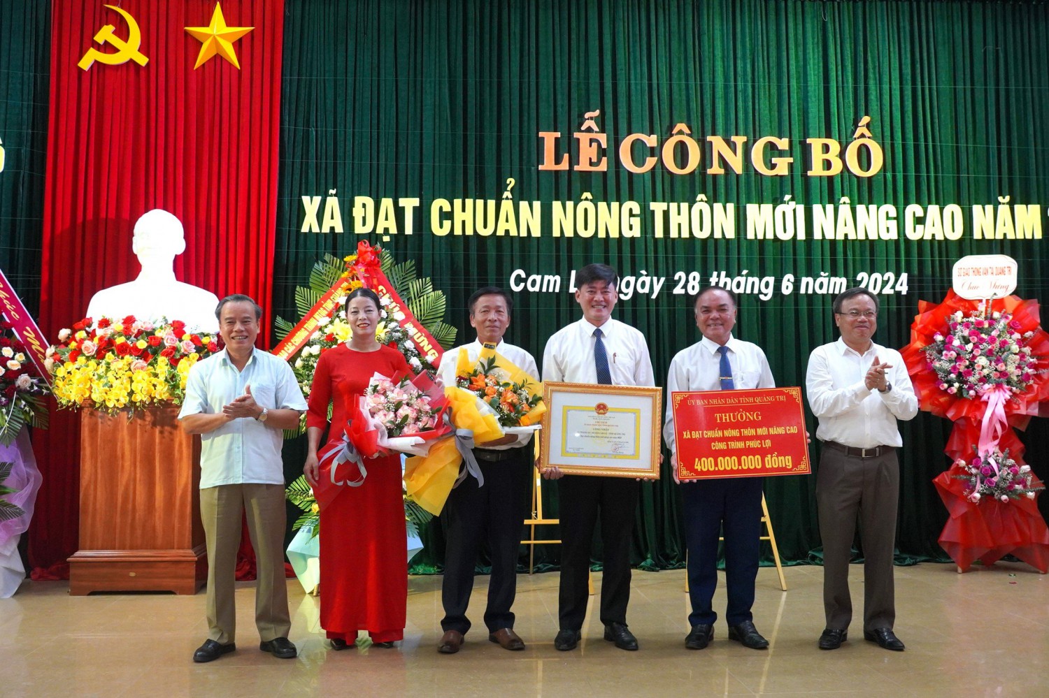Phó Chủ tịch UBND tỉnh Lê Đức Tiến trao bằng công nhận xã đạt chuẩn NTM nâng cao và công trình phúc lợi trị giá 400 triệu đồng cho xã Thanh An