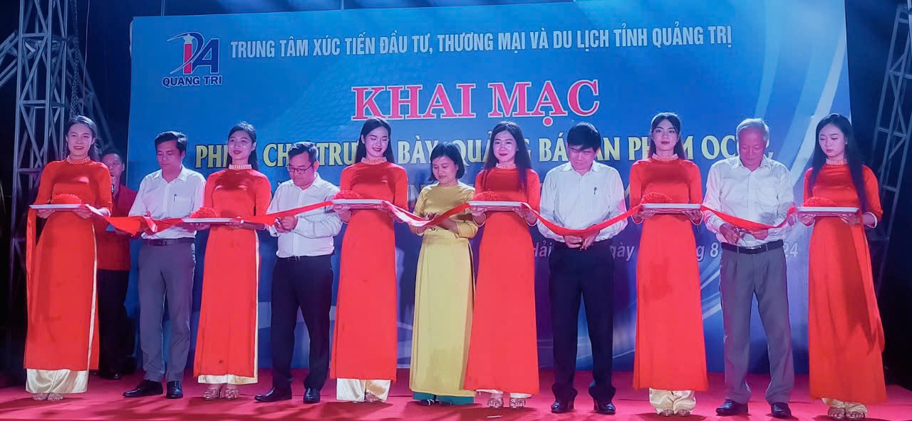 Các đại biểu cắt băng khai mạc tại phiên chợ