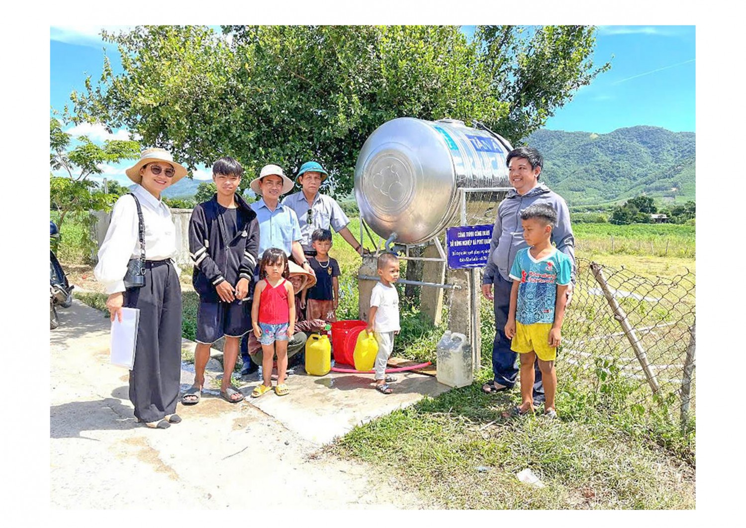 Sở Nông nghiệp và PTNT trao tặng công trình nước sạch cho người dân xã Mò Ó, huyện Đakrông-