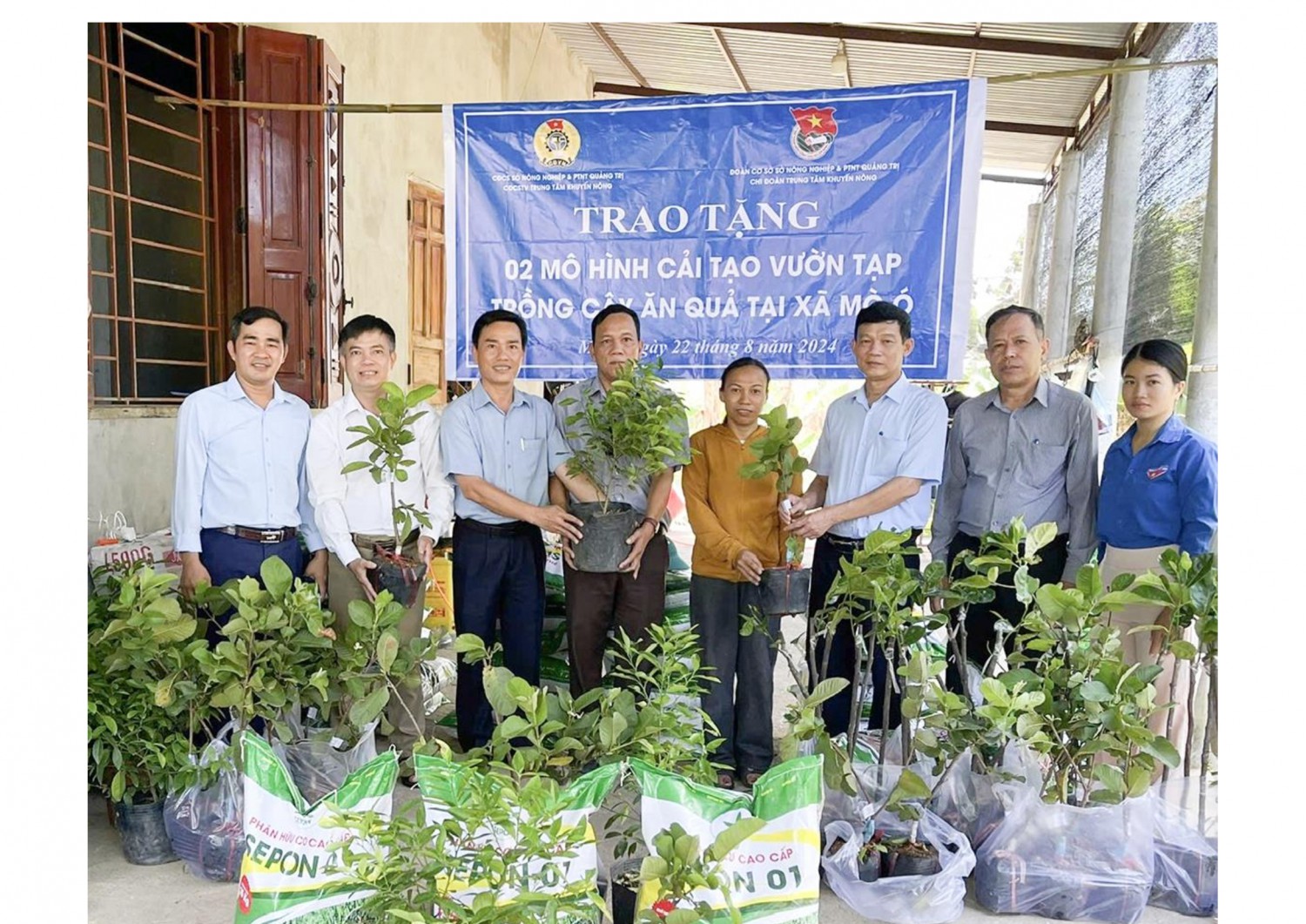 Trung tâm Khuyến nông tỉnh hỗ trợ giống cây trồng xây dựng vườn cây sinh kế tại xã Mò Ó, huyện Đakrông