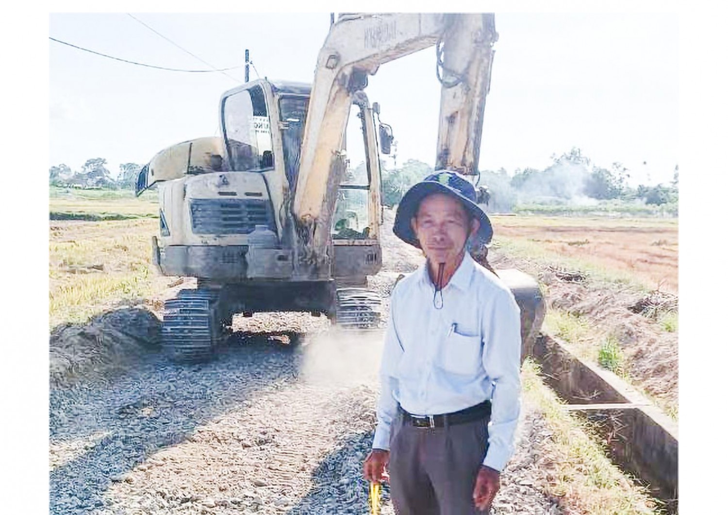 Ông Võ Công Trong kiểm tra công trình mở rộng đường nội đồng trên địa bàn thôn Lam Thủy