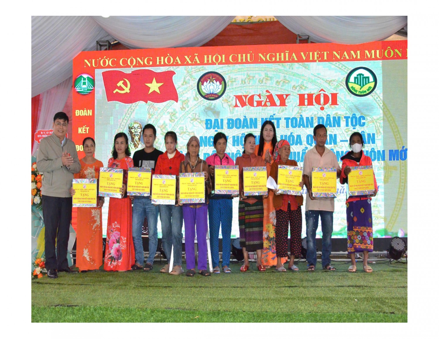 Trưởng Ban Nội chính Tỉnh ủy Ly Kiều Vân và Phó Chủ tịch Ủy ban MTTQ Việt Nam tỉnh Dương Tân Long trao quà của lãnh đạo tỉnh cho các hộ khó khăn ở xã Mò Ó