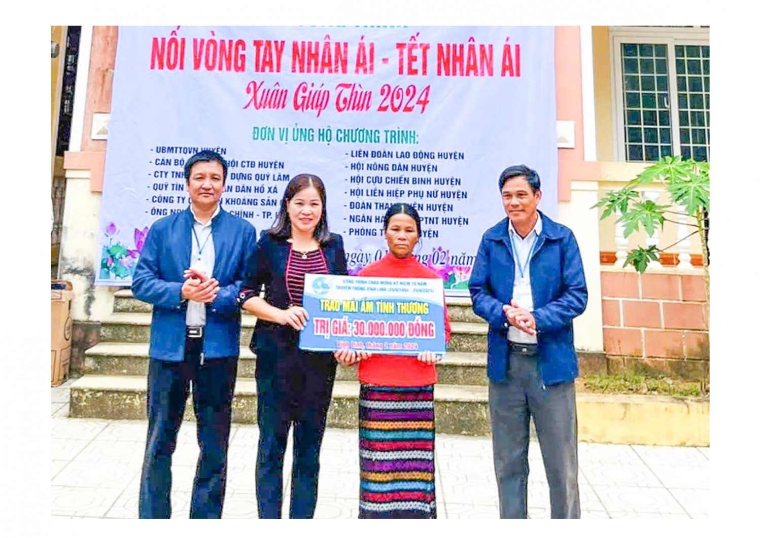 Hội viên phụ nữ nghèo được nhận “Mái ấm tình thương” tại chương trình “Nối vòng tay nhân ái” do huyện Vĩnh Linh tổ chức