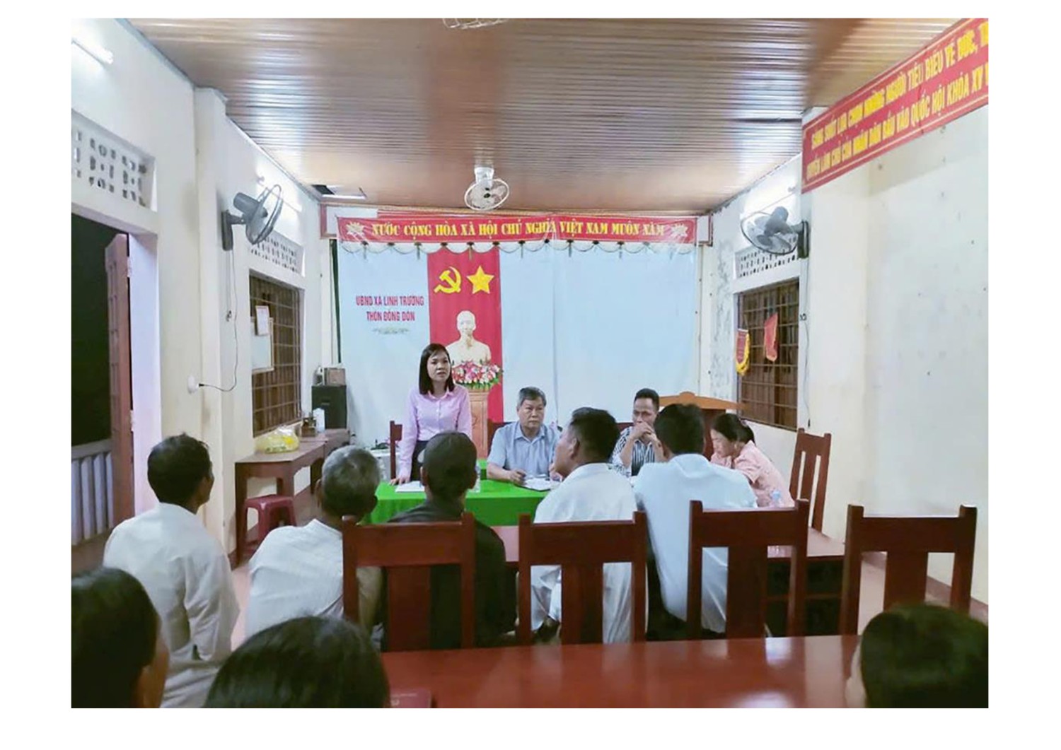 Tổ công tác của Phòng giao dịch Ngân hàng CSXH huyện Gio Linh triển khai hoạt động hỗ trợ cho người dân thôn Đồng Dôn, xã Linh Trường