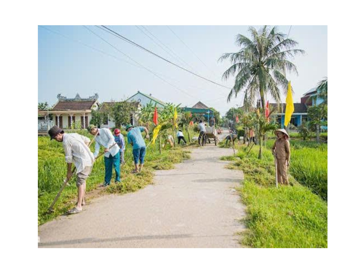 Người dân xã Hải Hưng ra quân vệ sinh đường làng ngõ xóm