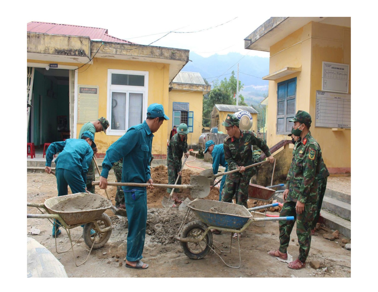 Cán bộ, chiến sĩ Trung đoàn Bộ binh 842 xây dựng công trình “Sân chơi cho em” tặng Trường Mầm non xã Hướng Việt, huyện Hướng Hoá