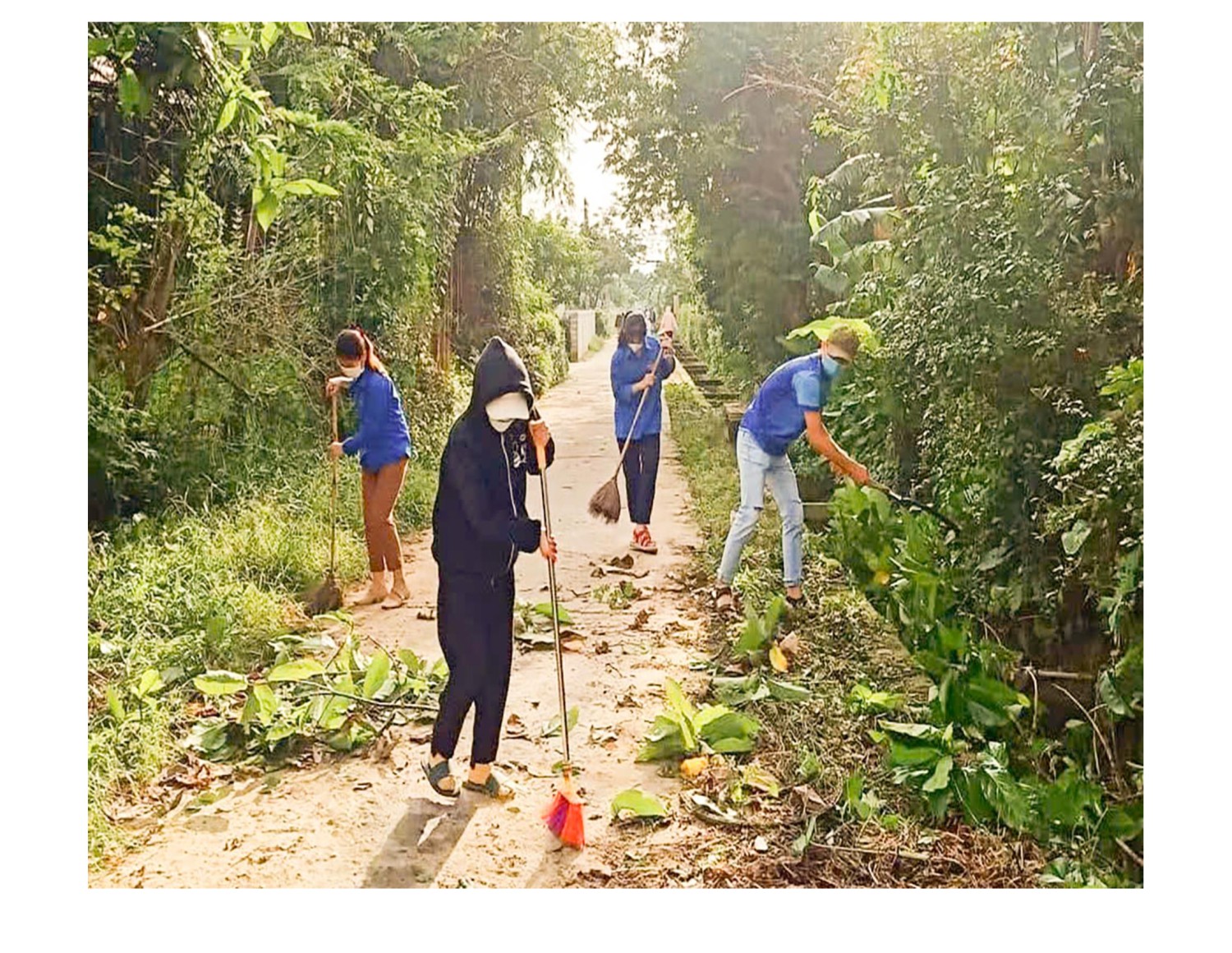 Đoàn viên thanh niên xã Triệu Thuận, huyện Triệu Phong ra quân chỉnh trang cảnh quan, vệ sinh môi trường