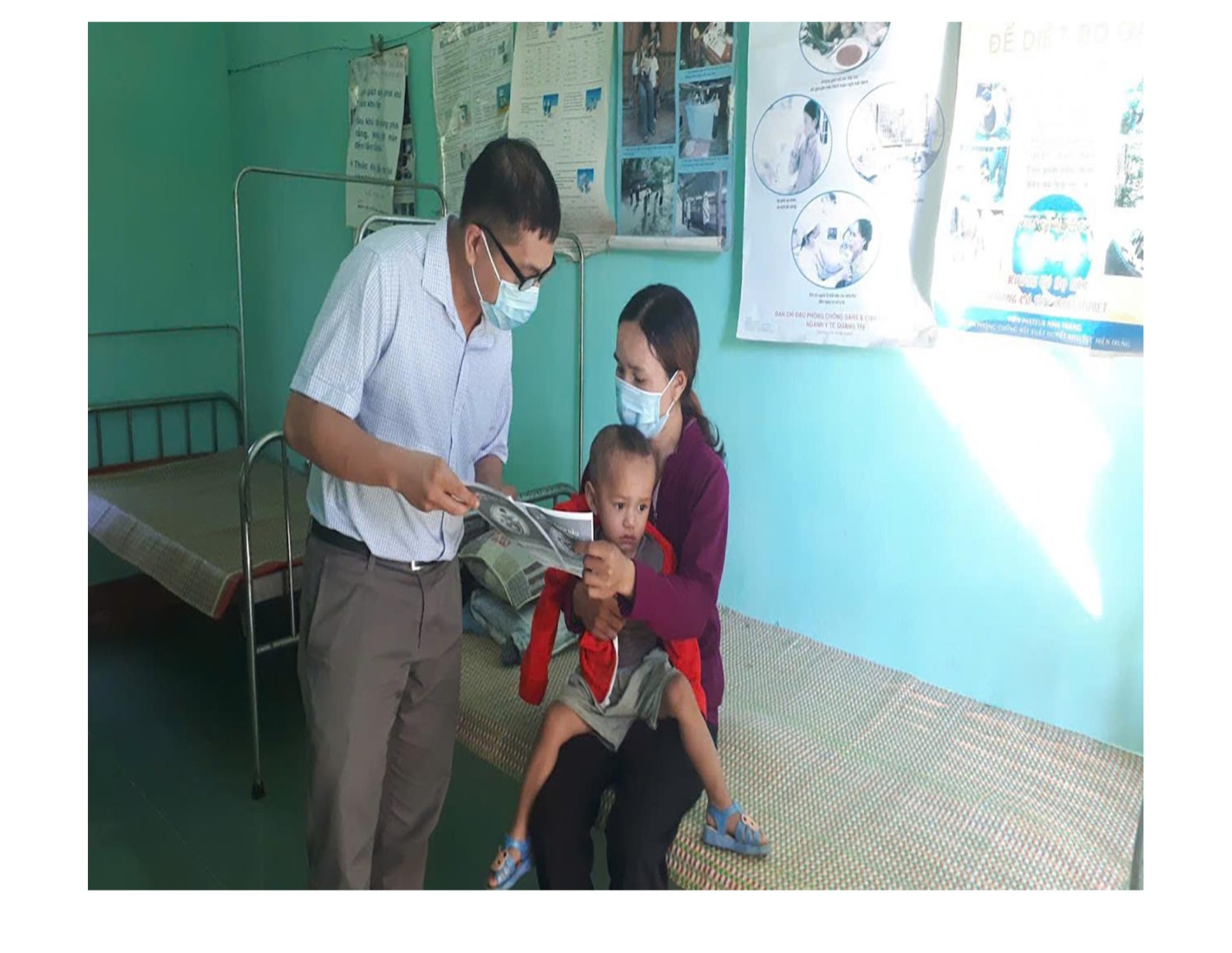 Tuyên truyền phòng chống dịch bệnh tại Trạm y tế xã Vĩnh Hà, huyện Vĩnh Linh