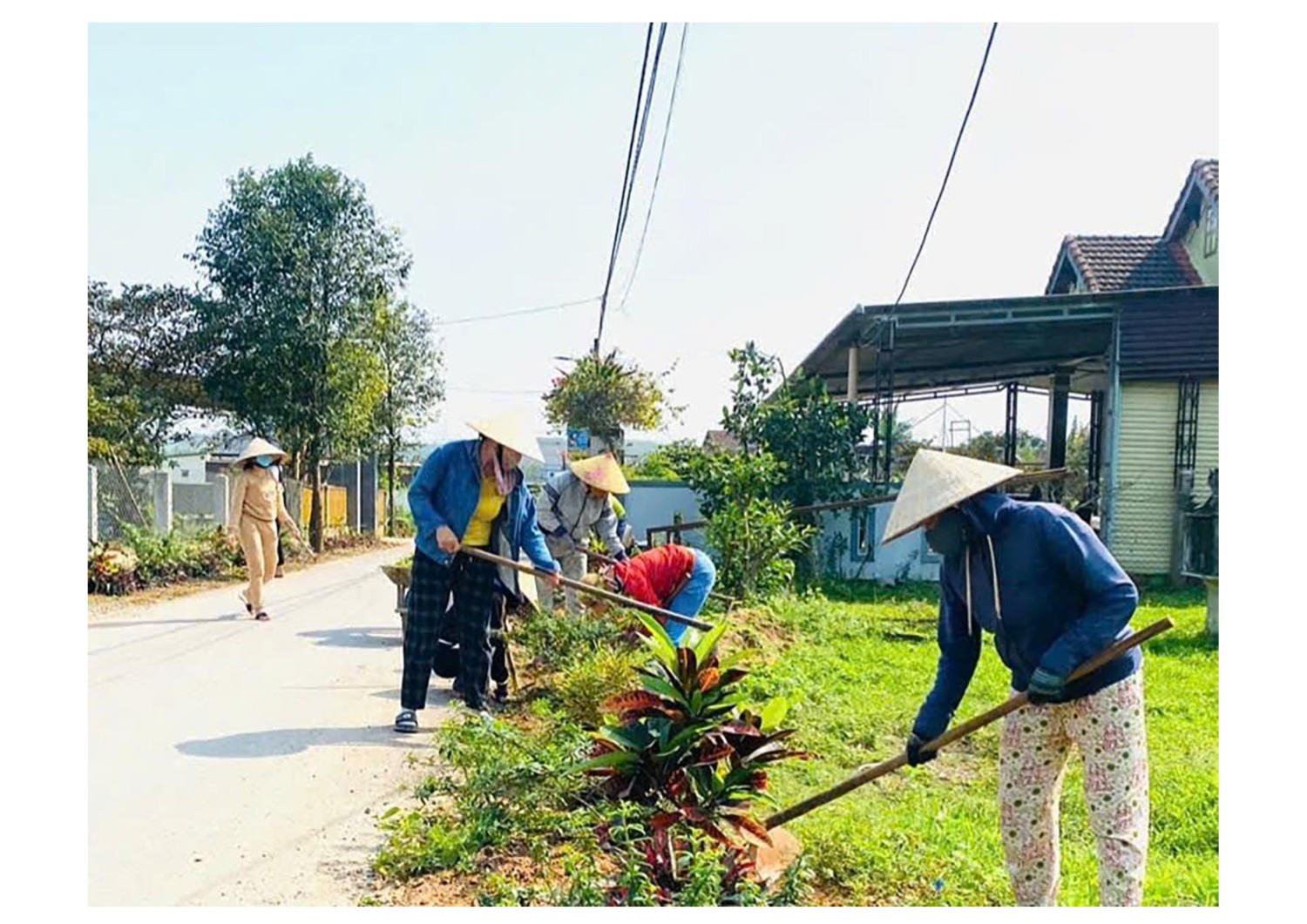 Người dân xã Cam Hiếu, huyện Cam Lộ tham gia chỉnh trang nông thôn để xây dựng nông thôn mới