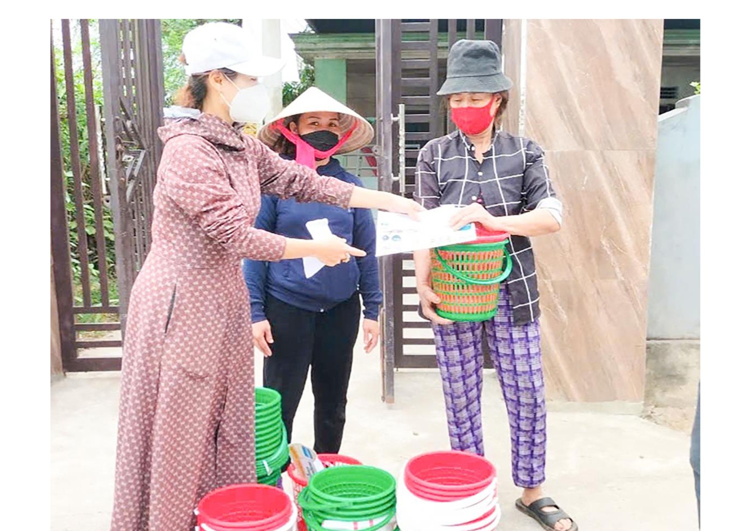 Hội phụ nữ xã Triệu Trạch, huyện Triệu Phong truyền thông về thực hiện phân loại rác thải và cấp sọt rác cho người dân