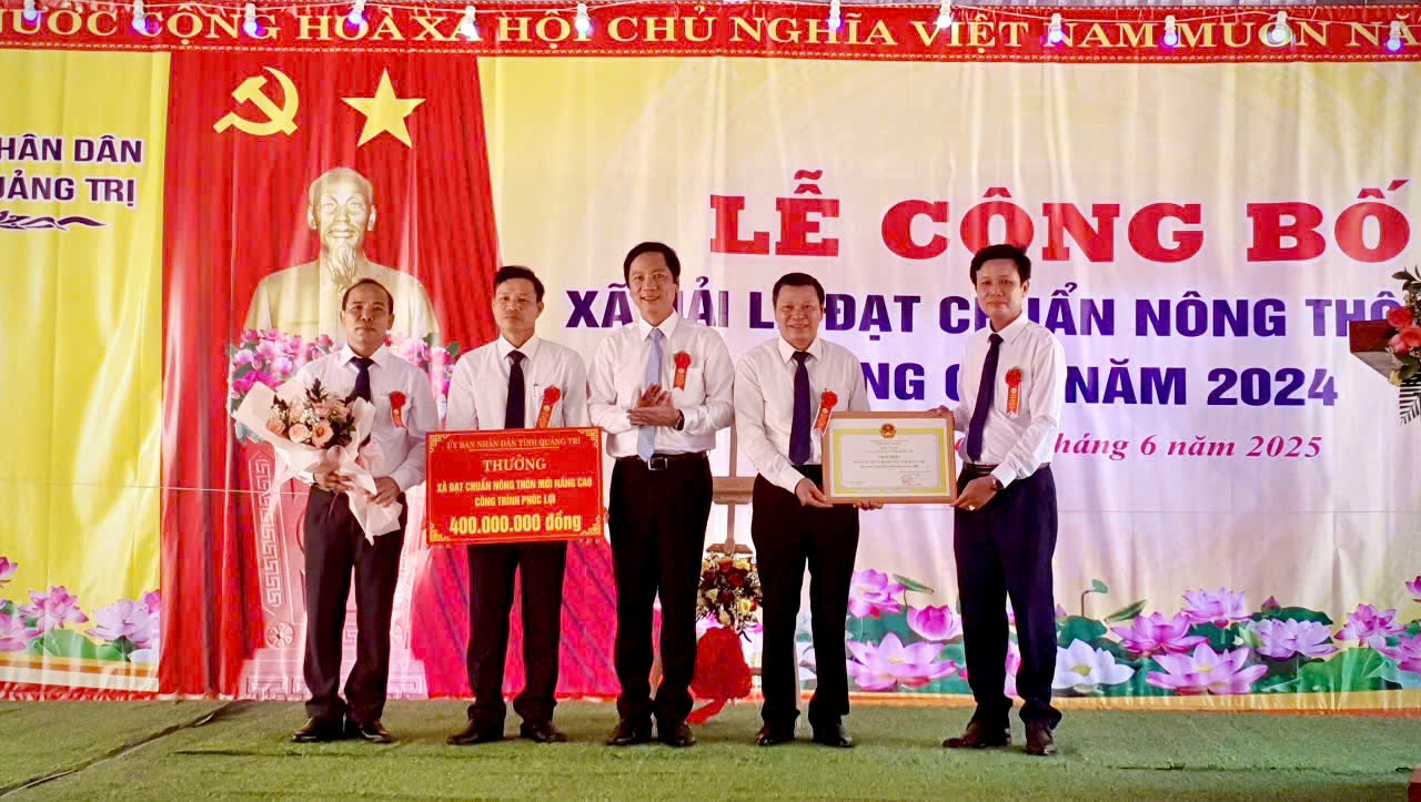 Quyền Chủ tịch UBND tỉnh Hoàng Nam trao tặng Bằng công nhận xã đạt chuẩn nông thôn mới nâng cao và công trình phúc lợi