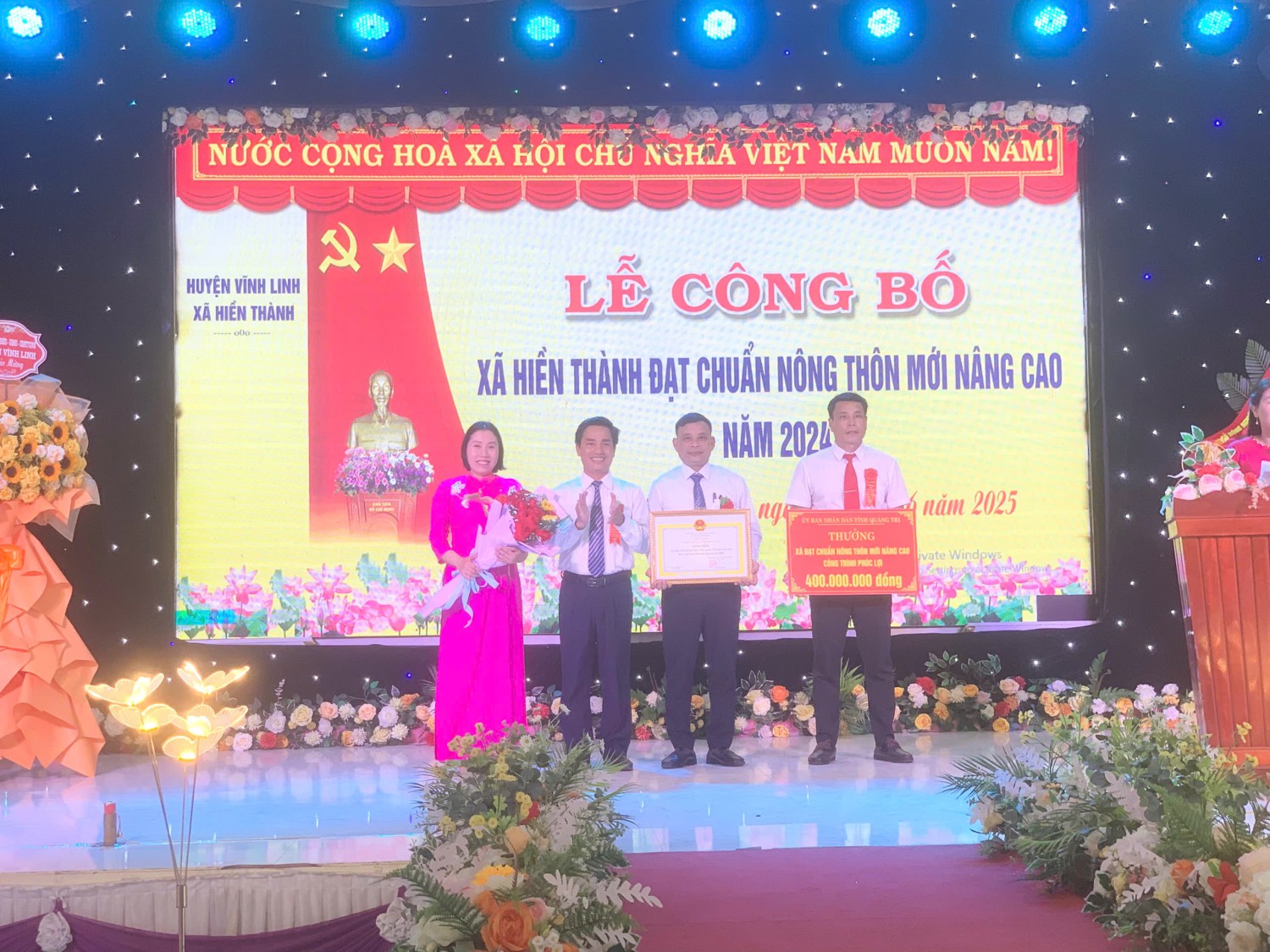 Thừa uỷ quyền Lãnh đạo UBND tỉnh, Phó Giám đốc Sở Nông nghiệp và PTNT trao Bằng công nhận xã Hiền tHành đạt chuẩn nông thôn mới nâng cao năm 2024