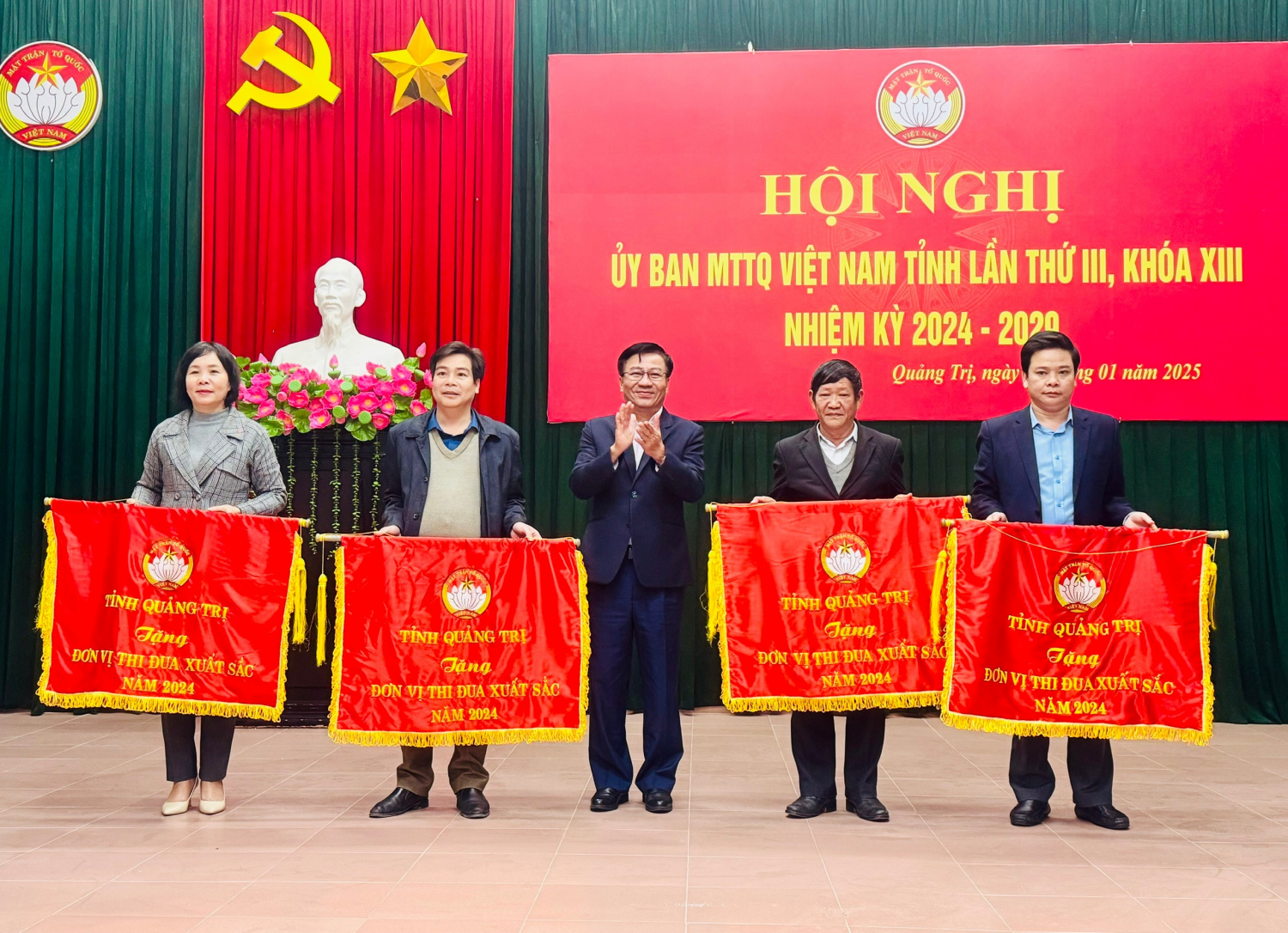 MTTQVN tỉnh tặng cờ thi đua Đơn vị xuất sắc năm 2024 cho các đơn vị